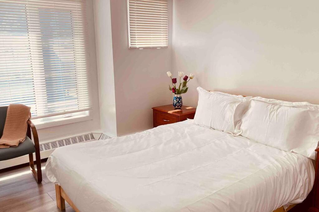 Unit #201 Cozy Mountain View 1Br In Dt Apartment Канмор Екстериор снимка