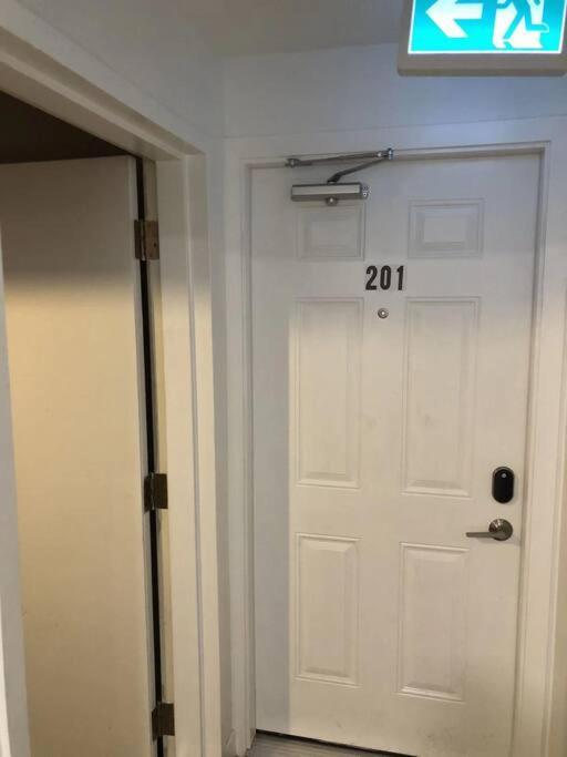 Unit #201 Cozy Mountain View 1Br In Dt Apartment Канмор Екстериор снимка