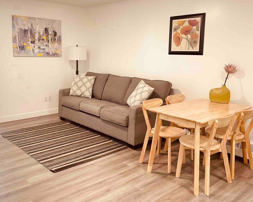 Unit #201 Cozy Mountain View 1Br In Dt Apartment Канмор Екстериор снимка