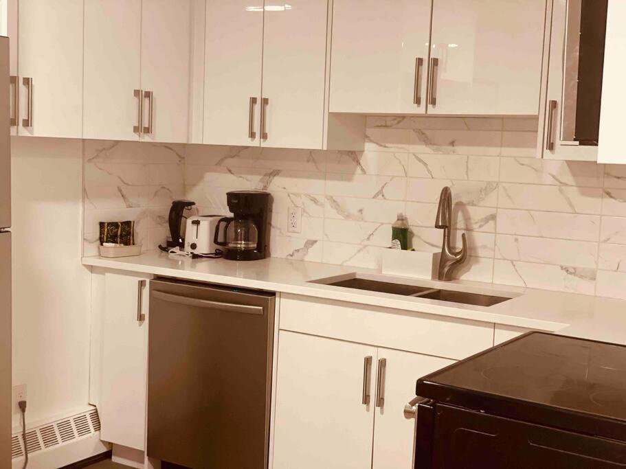 Unit #201 Cozy Mountain View 1Br In Dt Apartment Канмор Екстериор снимка