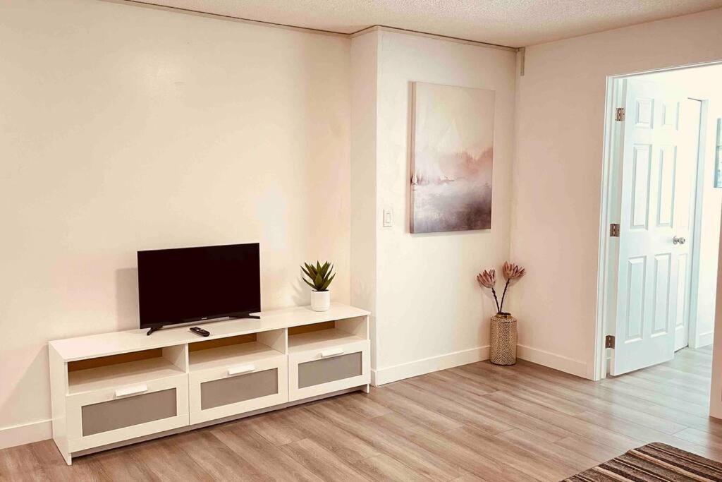 Unit #201 Cozy Mountain View 1Br In Dt Apartment Канмор Екстериор снимка